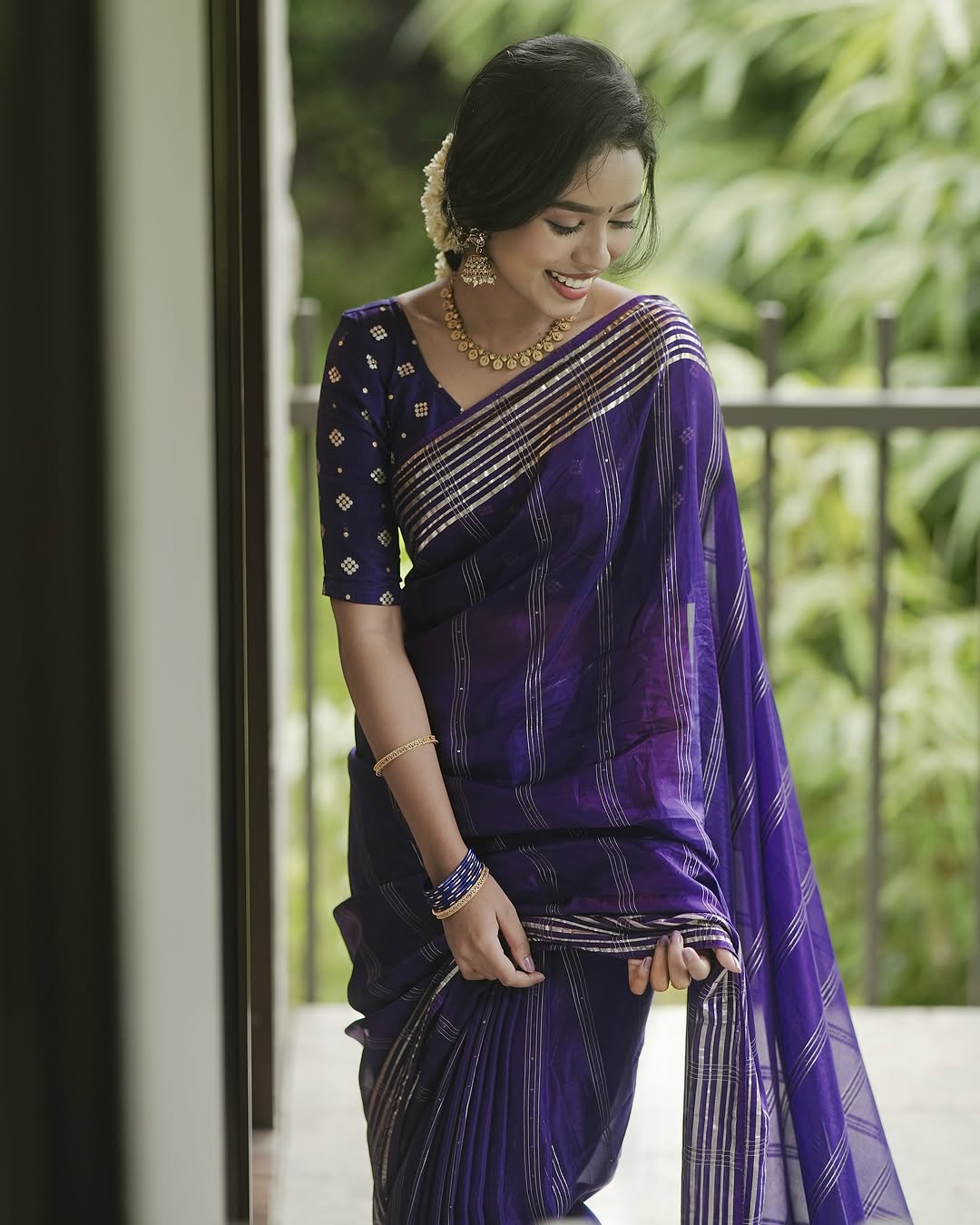 Elegant Viscose Silk Saree with Gold Lines – Traditional Charm