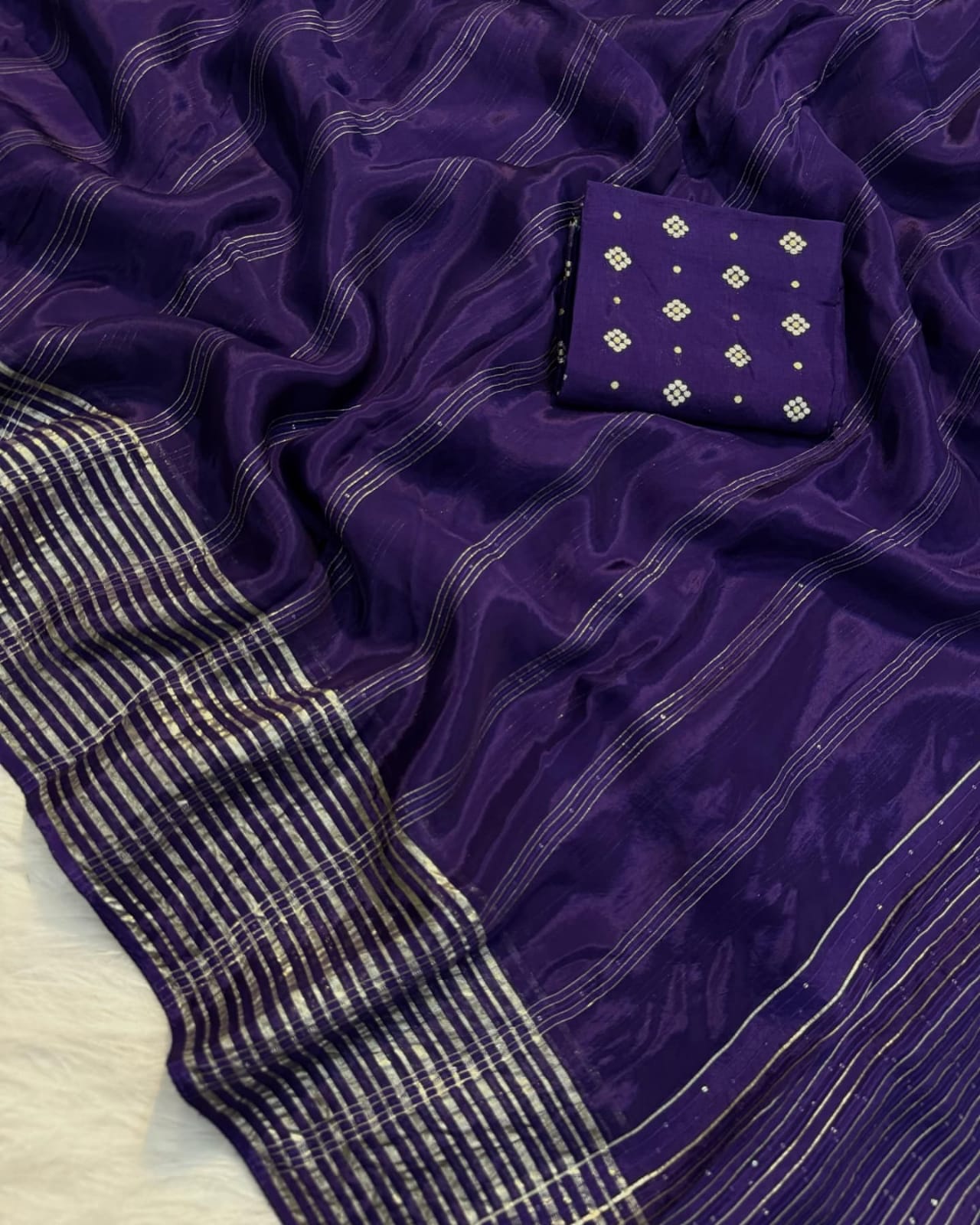 Elegant Viscose Silk Saree with Gold Lines – Traditional Charm